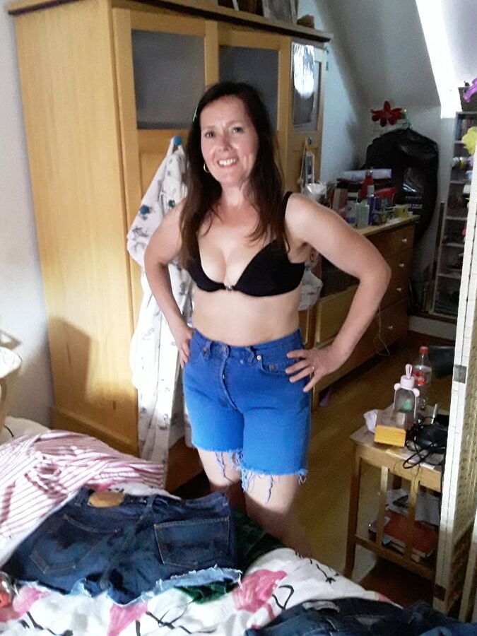 The Mrs in Levi&;s Jean Shorts Daisy Dukes