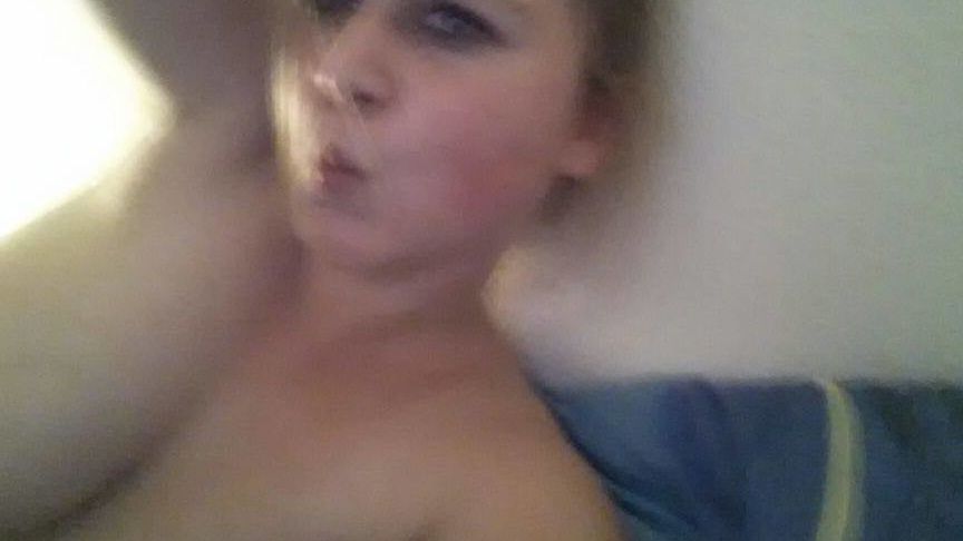 Italy fan shows off