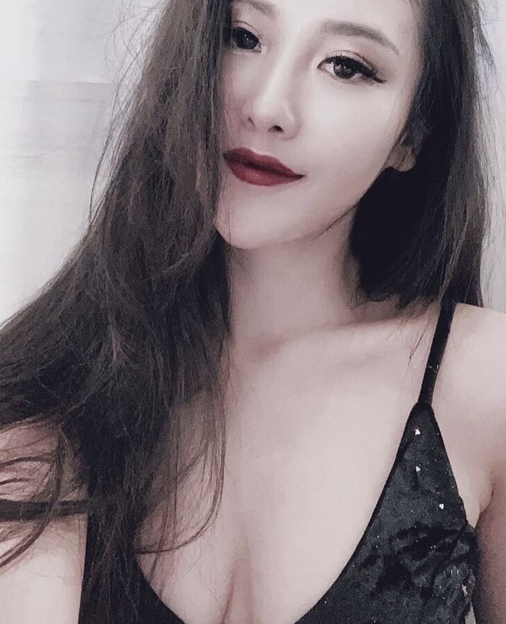 Pretty korean masturbates