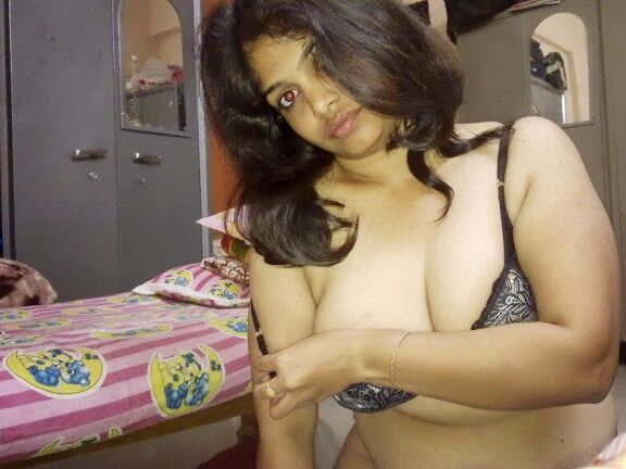 A beautiful aunty nude images
