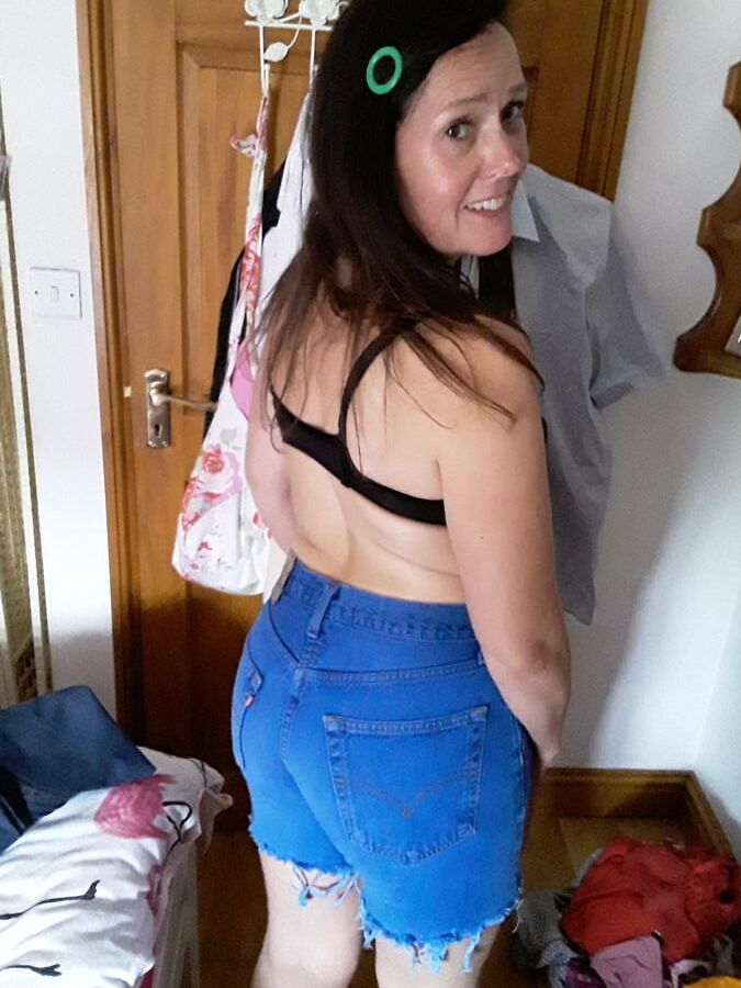 The Mrs in Levi&;s Jean Shorts Daisy Dukes
