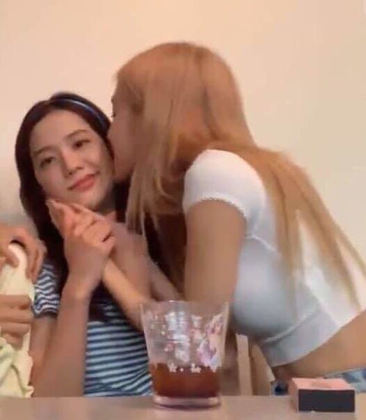 Jisoo and Park chae young