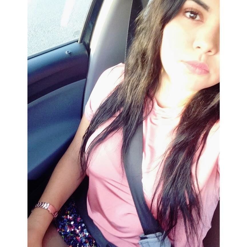 Zaery, no desnuda, para eyacular en su carita