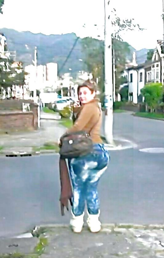 Es timida pero le encanta que le vean sus tetas