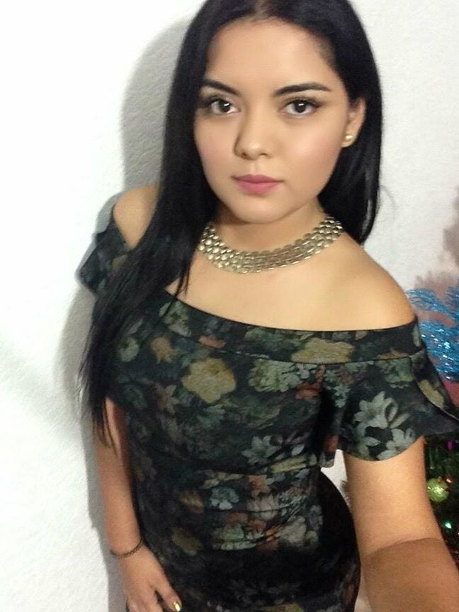 Zaery, no desnuda, para eyacular en su carita