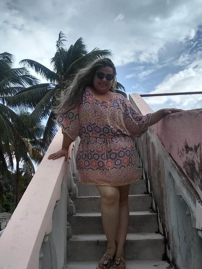 Maestra Coqueta con sus tetas - Miss with Big boobs