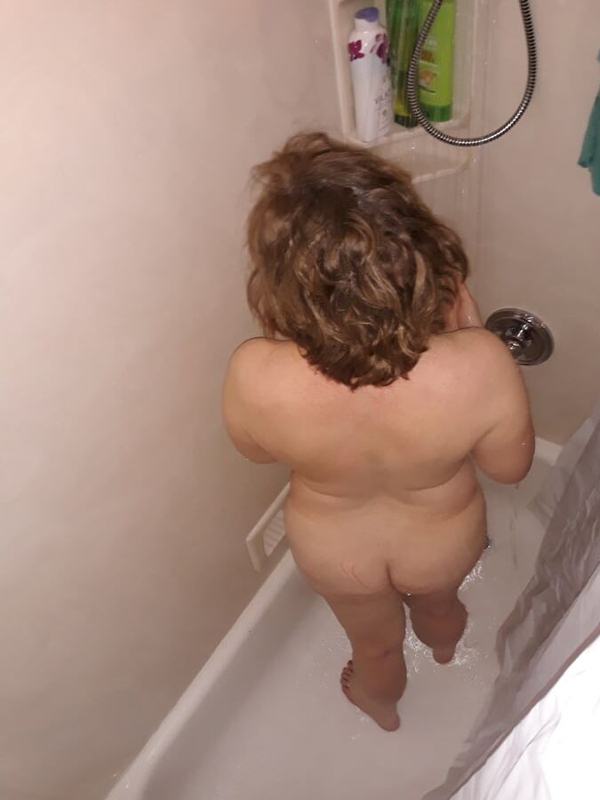 Naked MILF Spied in Bathroom
