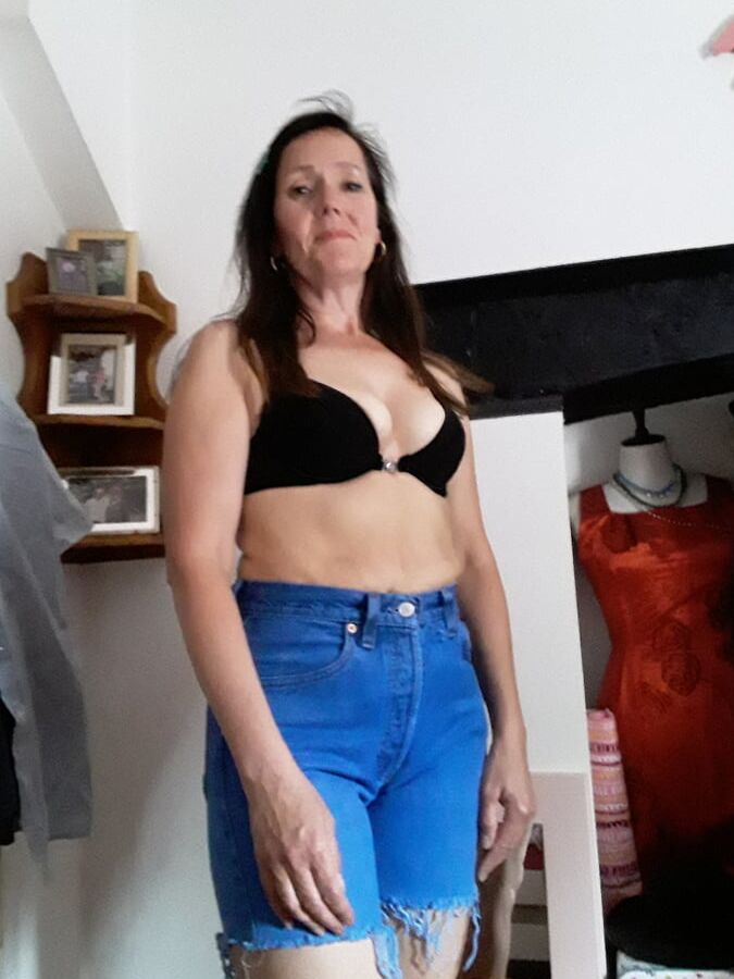The Mrs in Levi&;s Jean Shorts Daisy Dukes