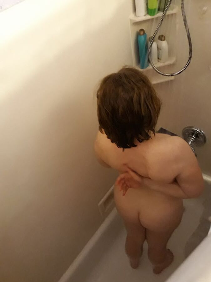 Naked MILF Spied in Bathroom