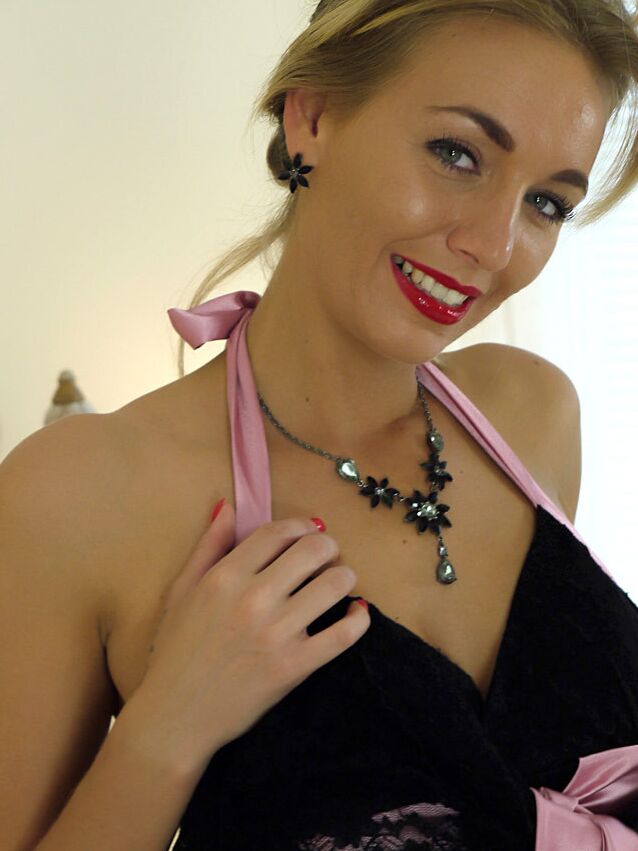 CaroleX: Glamour Model?