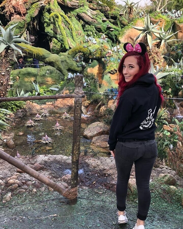 Mary Tsunami, Alternative model with an epic booty