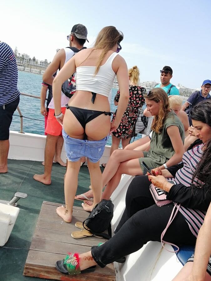 Outdoor slut, salope en vacances en tunisie