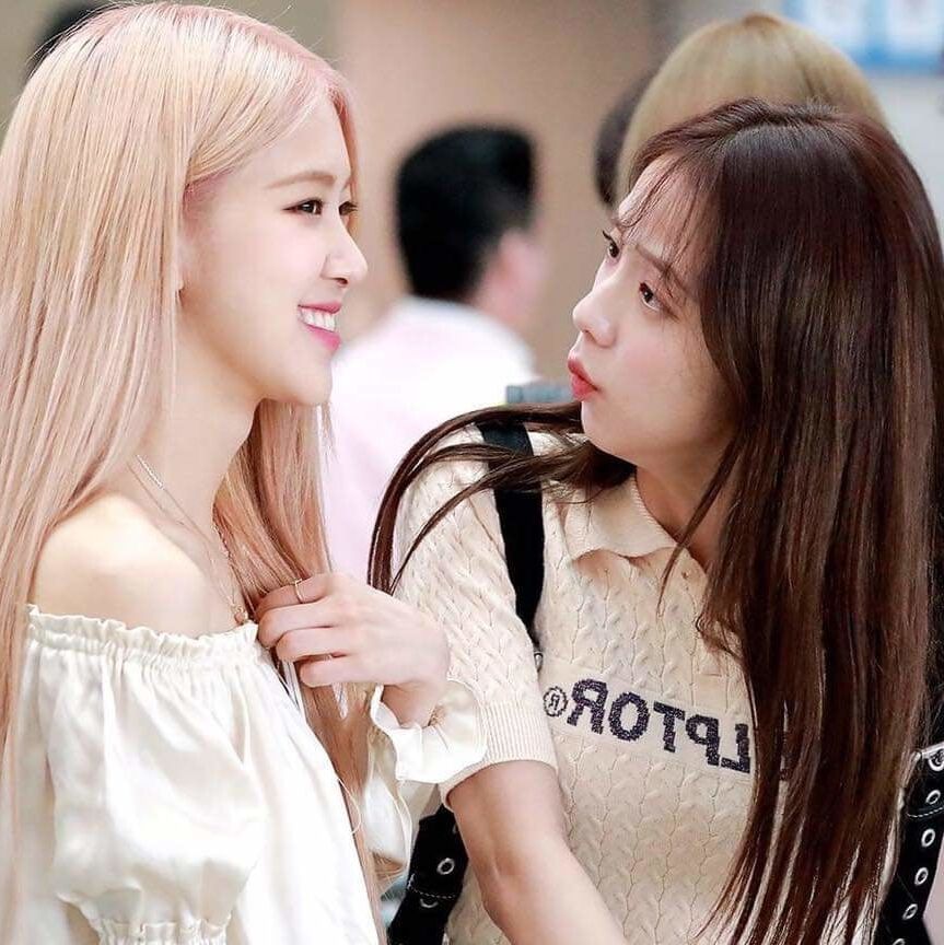 Jisoo and Park chae young