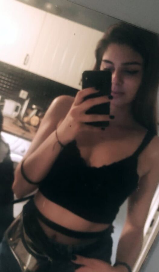 Emina mrsava kucka koja voli debeli kurac SLUT - KURVA