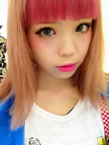 携帯電話の中のすべての女の子の写真