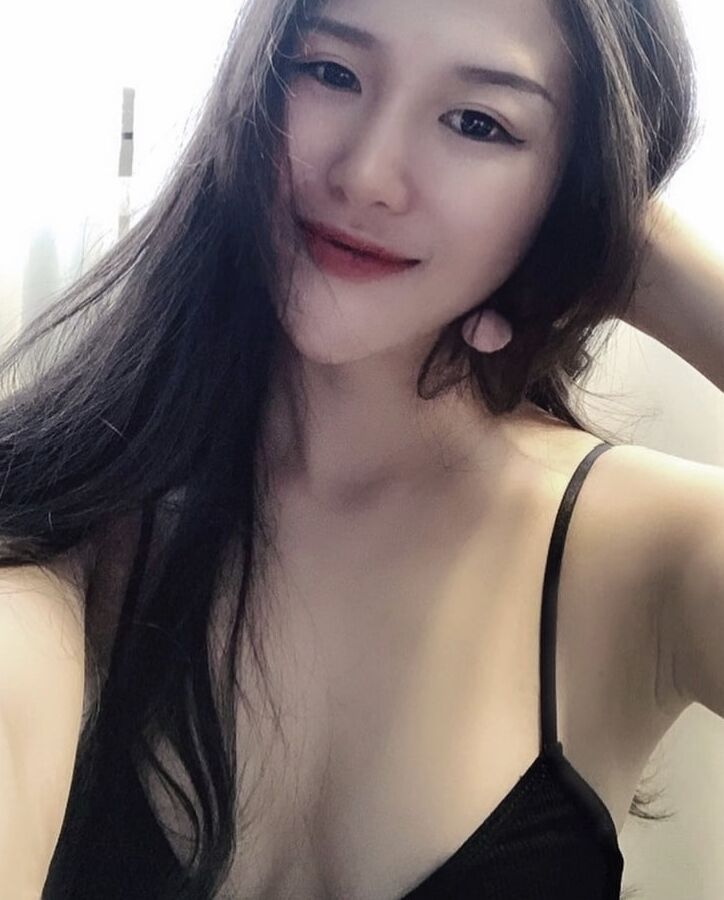 Pretty korean masturbates