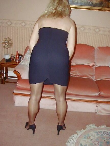 MILF POSING IN STOCKINGS
