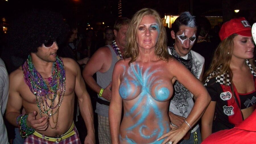 Nuttige MILF Fotzen im Porno Urlaub