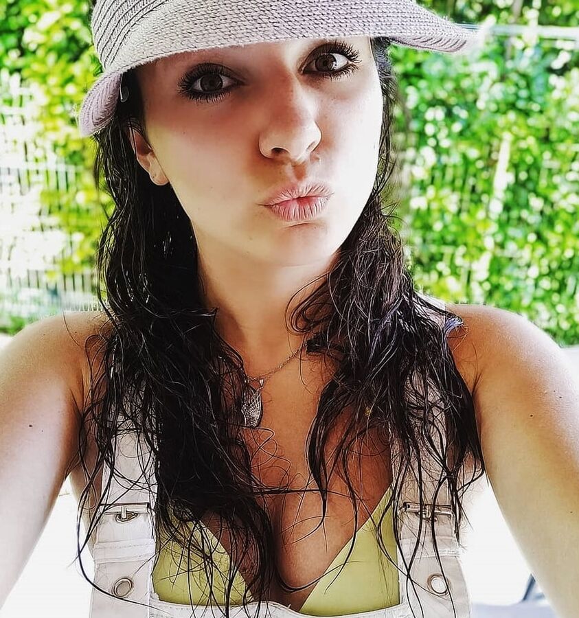 BRUNETTE WITH A SWEET FACE