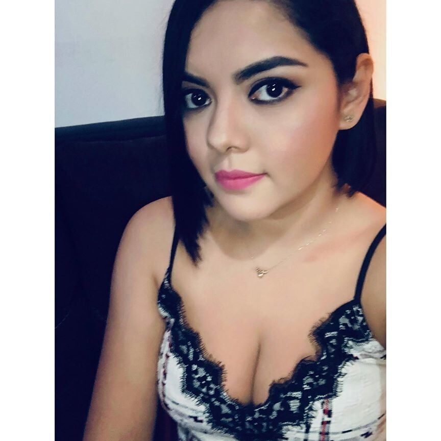 Zaery, no desnuda, para eyacular en su carita