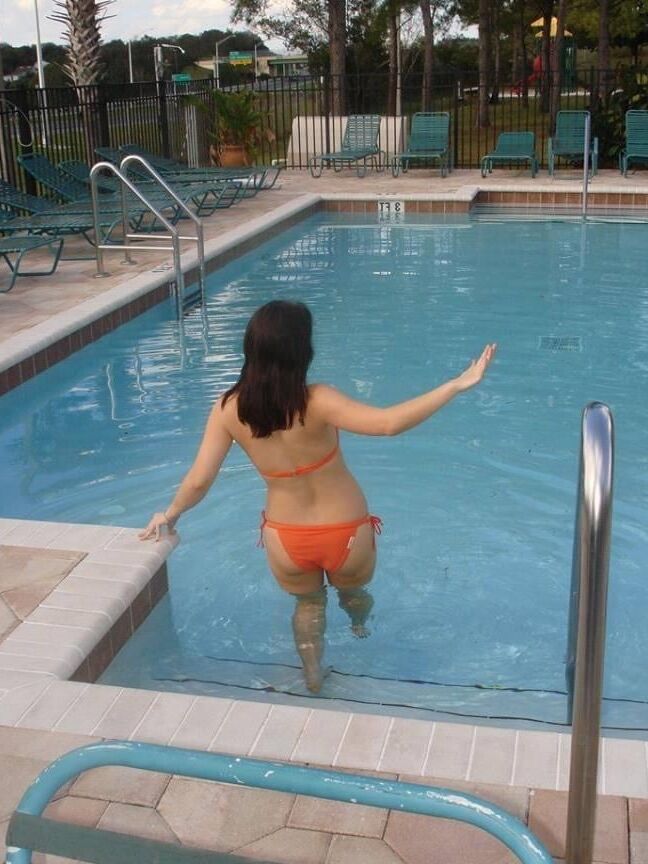 Dirty Trailer Trash Stripper Knows How To Show Ass And Holes