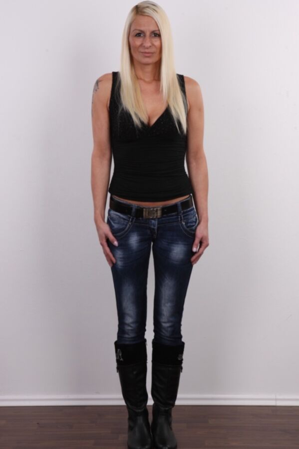 Mature wife waiting in doggy style to be fucked