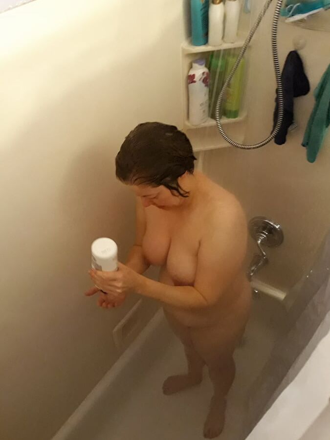 Naked MILF Spied in Bathroom