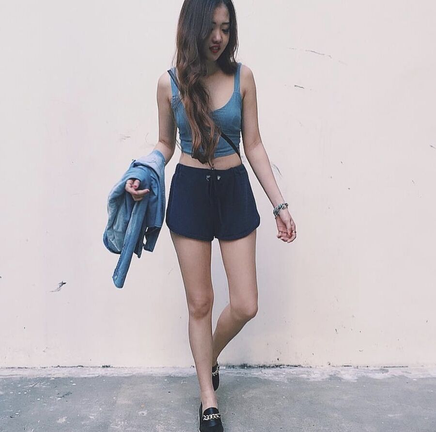 Pretty korean masturbates