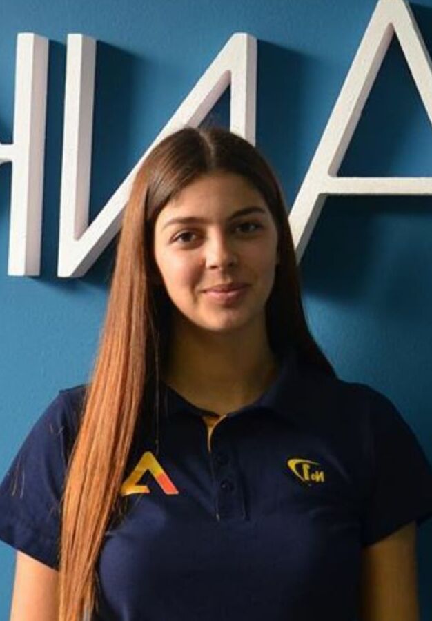 Emina mrsava kucka koja voli debeli kurac SLUT - KURVA
