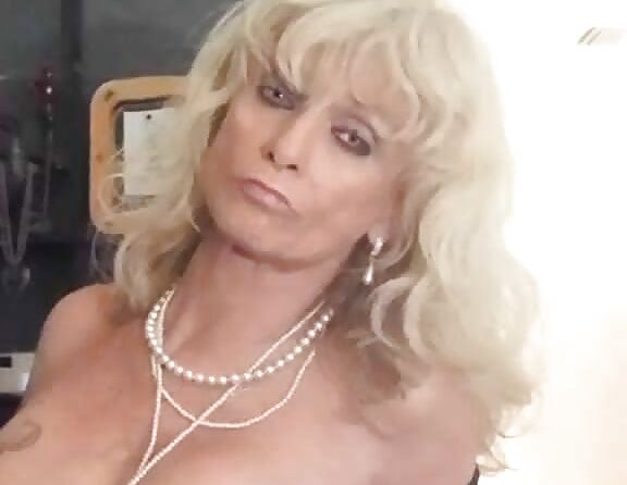 A MATURE FRENCH WHORE... UNE PUTE FRANCAISE MATURE