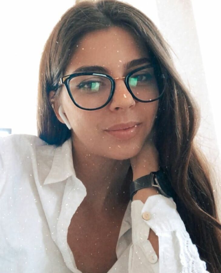 Emina mrsava kucka koja voli debeli kurac SLUT - KURVA