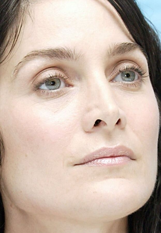 CARRIE-ANNE MOSS