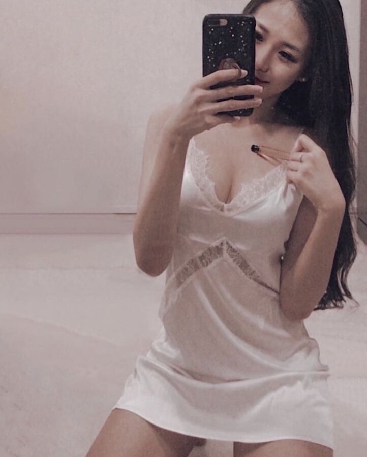 Pretty korean masturbates
