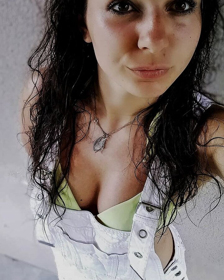 BRUNETTE WITH A SWEET FACE