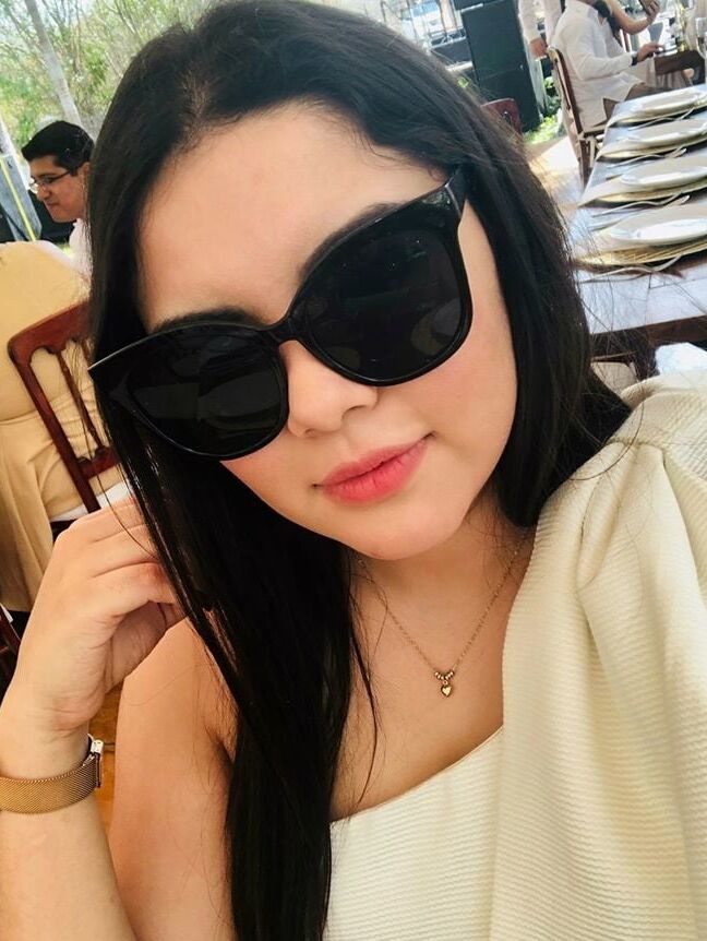 Zaery, no desnuda, para eyacular en su carita