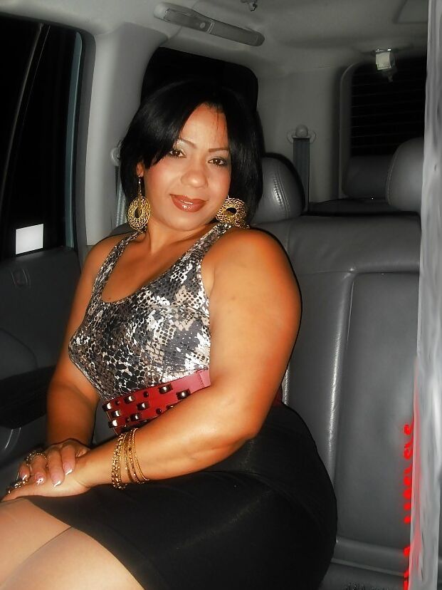 Es timida pero le encanta que le vean sus tetas