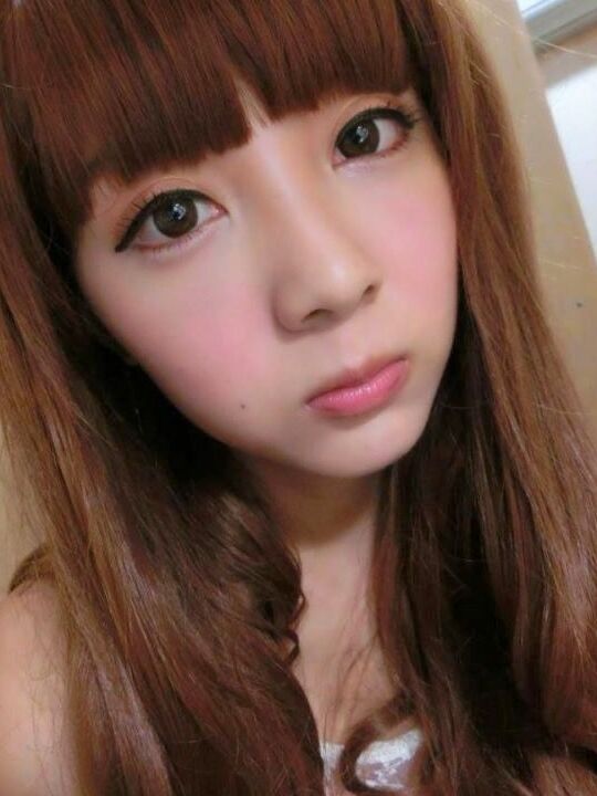 携帯電話の中のすべての女の子の写真
