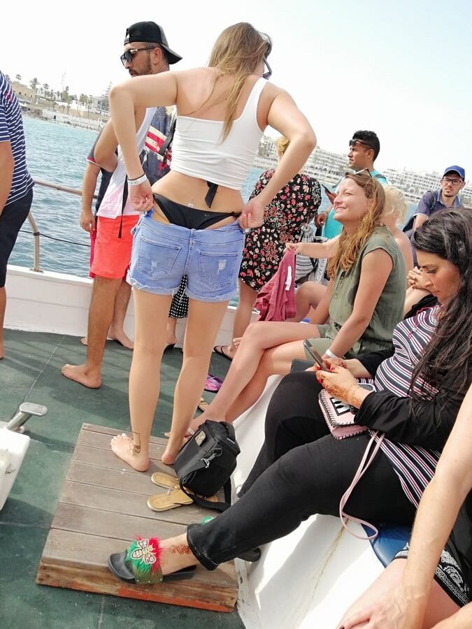 Outdoor slut, salope en vacances en tunisie