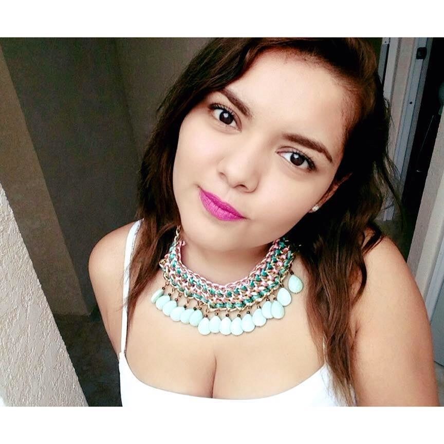 Zaery, no desnuda, para eyacular en su carita