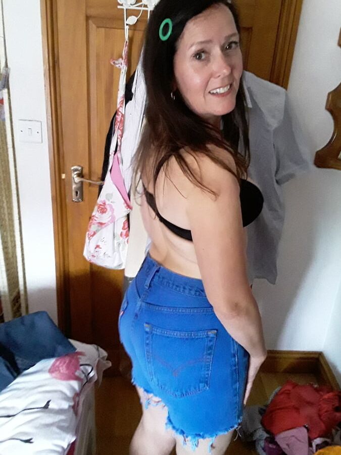 The Mrs in Levi&;s Jean Shorts Daisy Dukes