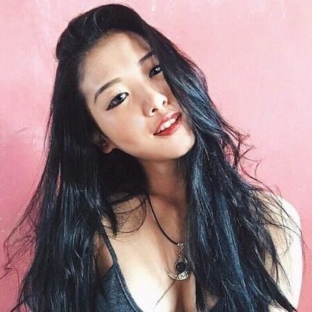 Pretty korean masturbates