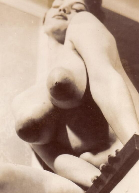 La forte poitrine de Rosina Revelle (Rosina Revelle titties)