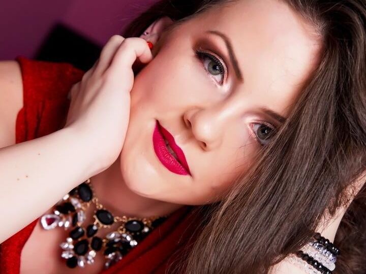 BRUNETTE WITH A SWEET FACE
