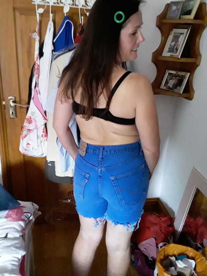 The Mrs in Levi&;s Jean Shorts Daisy Dukes