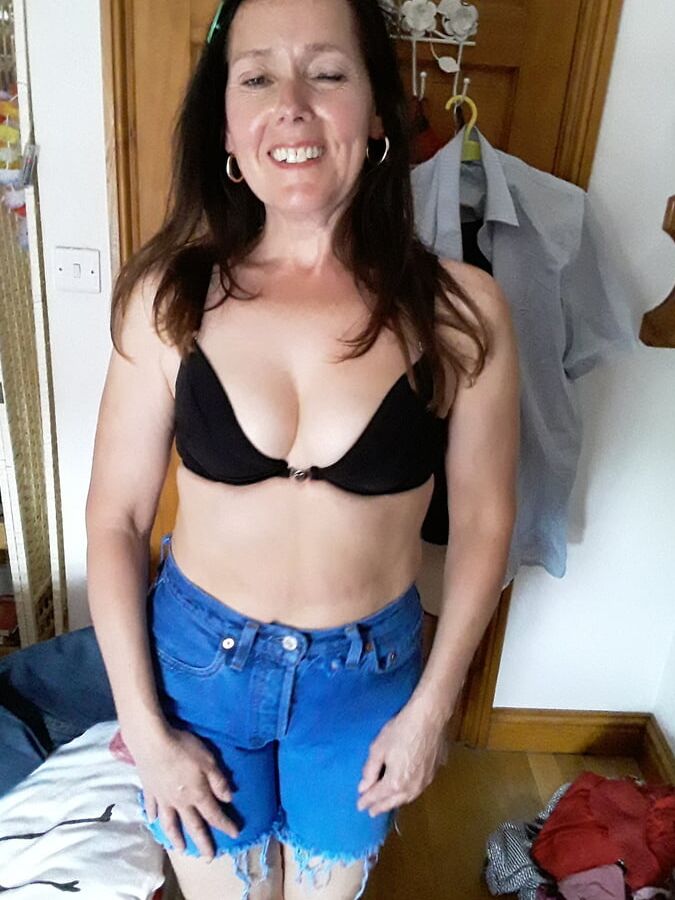 The Mrs in Levi&;s Jean Shorts Daisy Dukes