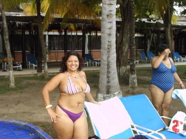 Esposa de corno exhibiendose en la playa. BBW flashing wife