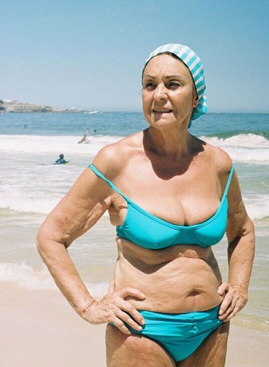 Milfs &amp; Golfs in bikinis