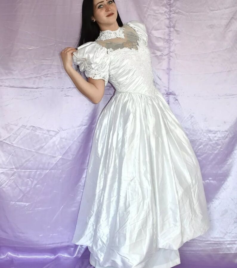 Silky wedding bride gowns &amp; dresses