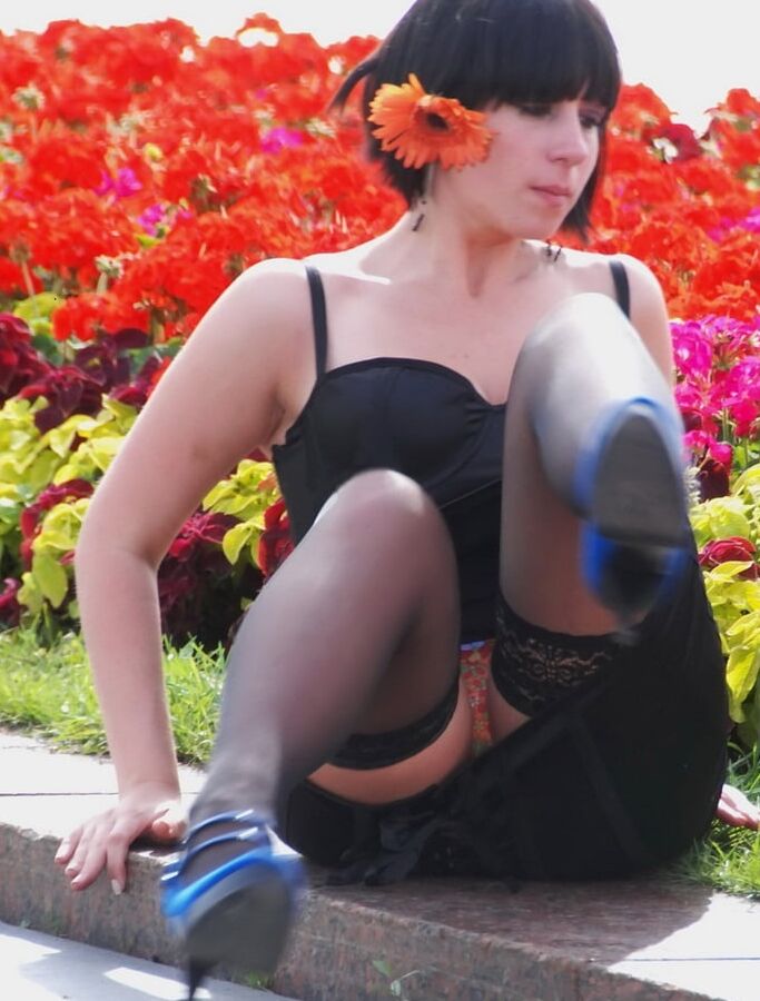accidental flash of stocking top or tights pantyhose