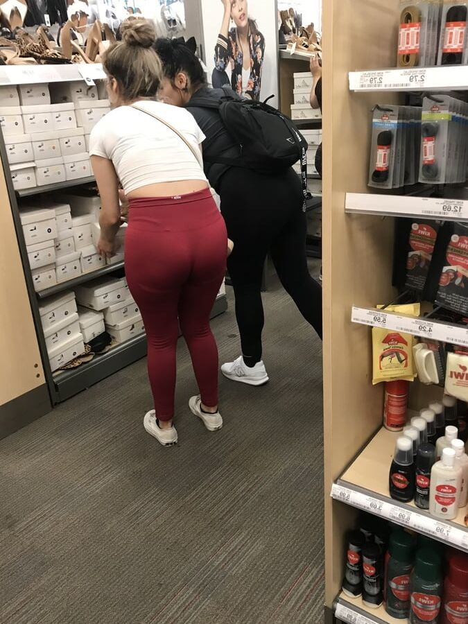 Fat booty Latina in red leggings